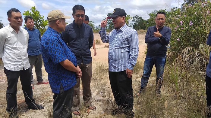 Bistamam dan Jhony Survei Lokasi Pembangunan  Universitas  dan Pasar Tradisional di Ujung Tanjung