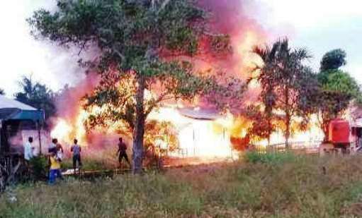 Masih Pagi, 8 Unit Rumah Kayu di Simpang Kateman Ludes Terbakar