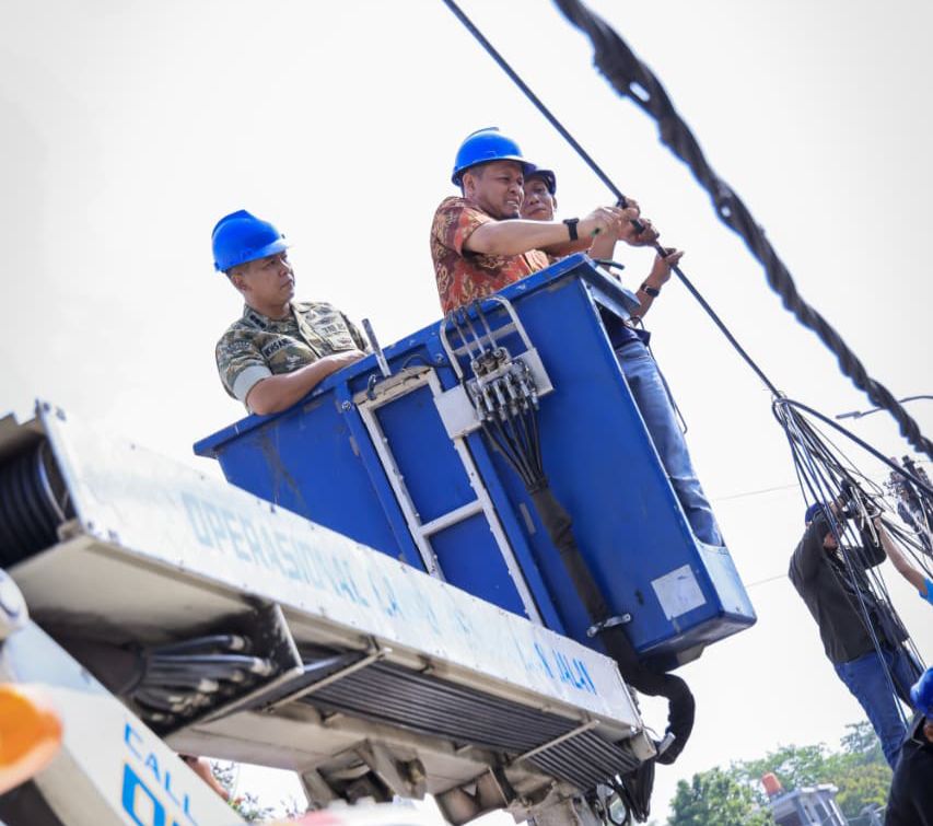 Wako Agung Turun Langsung Tertibkan Kabel Jaringan Semrawut di Jalanan Pekanbaru