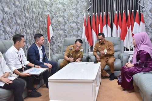 Dirut PT BPR Rohil Serahkan Laporan Deviden Rp 3,1 Milyar Kepada Bupati Rohil H. Bistamam