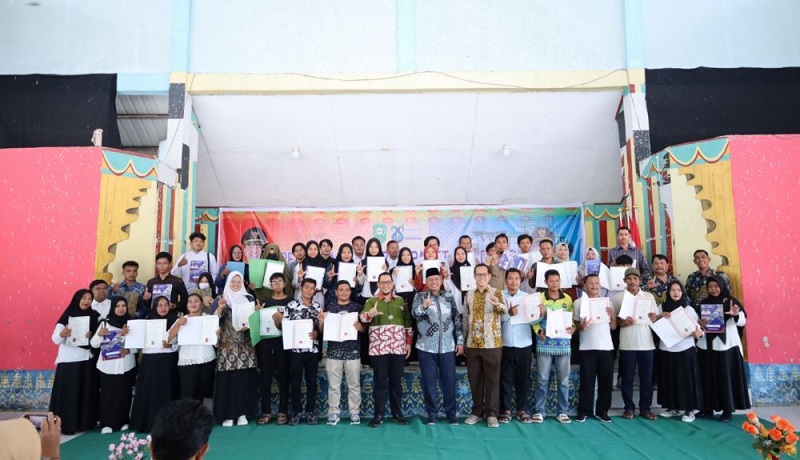 Alfedri Serahkan Ijazah Program Paket A, B, dan C  Kepada 596 Warga Siak