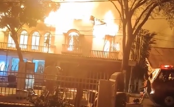 Kebakaran Hanguskan Bangunan  Bertingkat di Jalan Sumatera Pekanbaru