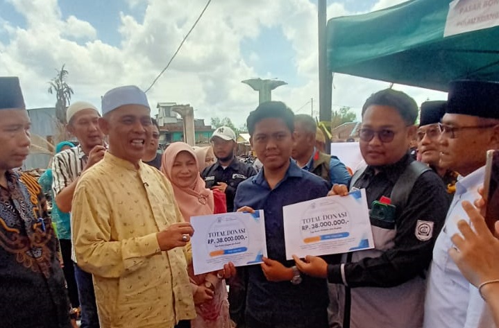 Bupati Inhil  Salurkan Bantuan untuk Korban Kebakaran di Pulau KIjang