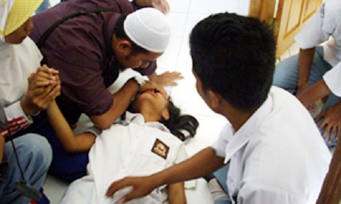 SEREM...Tali Bendera Putus Saat Upacara, Tiba-tiba 28 Siswi SMP Alami Kesurupan Massal