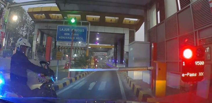 BIKIN MALU....Oknum Polisi Serobot Pintu Tol Senayan, Gak Mau Bayar Pula, Nih Videonya