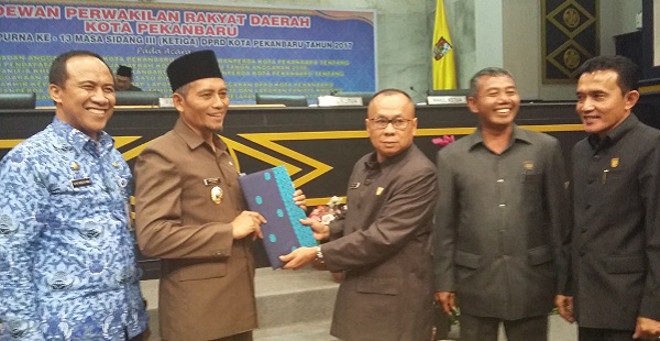 Paripurna  Ke-13 Masa Sidang Ketiga, DPRD dan Pemko Sahkan APBD  di Angka Rp 2,455 Triliun