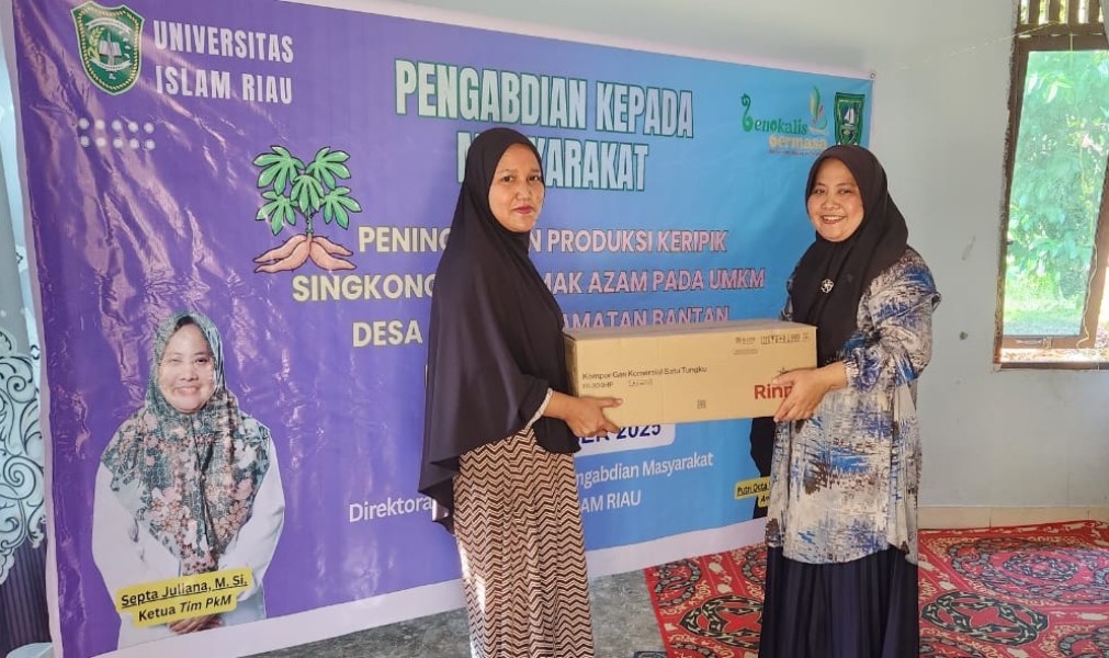 Tim Pengabdian UIR Serahkan Alat Produksi dan Pengemasan untuk Keripik Pedas Manis Mak Azam