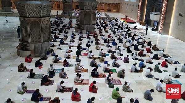 Jemaah Tarawih di Masjid Istiqlal Lalui Pemeriksaan Protokol Kesehatan Secara  Ketat