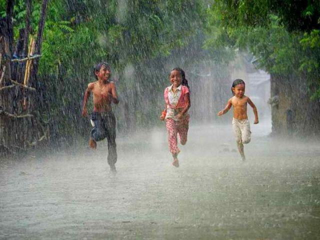 SEDIA PAYUNG & JAS HUJAN... Malam Ini Riau Bakal Diguyur Hujan