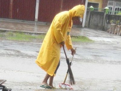 Hujan Lebat tak Hentikan Keinginan Petugas Kebersihan Ini Membersihkan Ruas Jalan