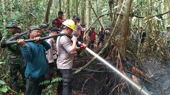 Turun Langsung, Kapolda Riau Padamkan Karhutla di Rupat Utara, Bengkalis