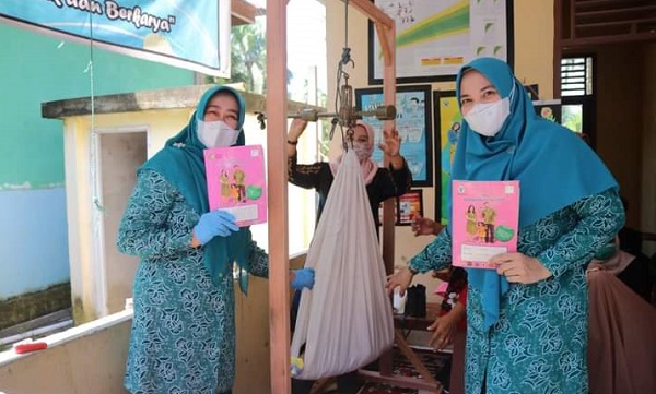 Cegah Stunting, PKK Siak dan BOB Serahkan Bantuan PMT ke Posyandu 