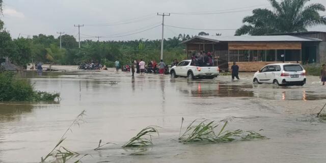 Banjir di Bonai Terus Meluas, Jalan Lintas Rohul - Bengkalis Kembali Putus Terendam Banjir