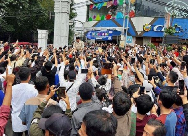 Prabowo Salat Jumat di Masjid Agung Bandung, Jemaah Berebut Salaman Sejak Tiba hingga Pulang
