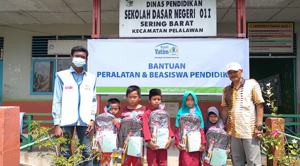 Rumah Yatim Salurkan Bantuan Pendidikan untuk Murid  SDN 011 Sering Barat Riau