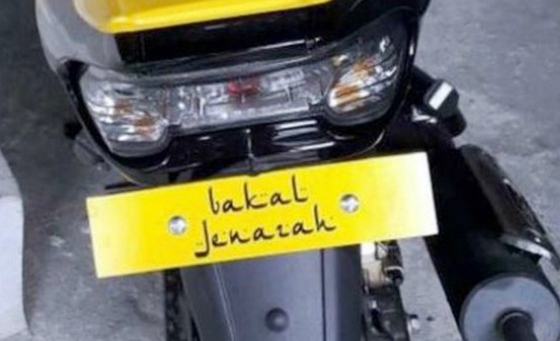 BACALAH... PAKAI PELAT MOTOR ANEH, Pengendara Ini Ditahan Polisi