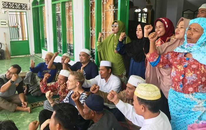 Saleem Vokalis Debu Shalat Bersama Korban Tsunami Sigi di Masjid yang Tersisa, Asep Ruhiat Imamnya