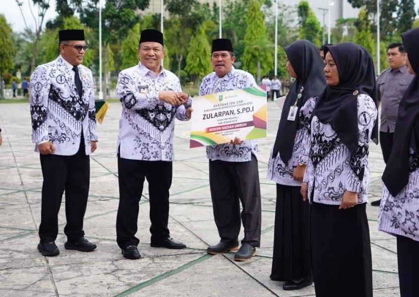 Tiga Guru Berprestasi Terima Hadiah Umrah dari Pemprov Riau