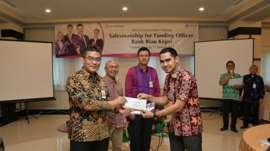Dirut BRK Serahkan Sertifikat Apresiasi kepada 9 Funding Officer di Tanjung Pinang
