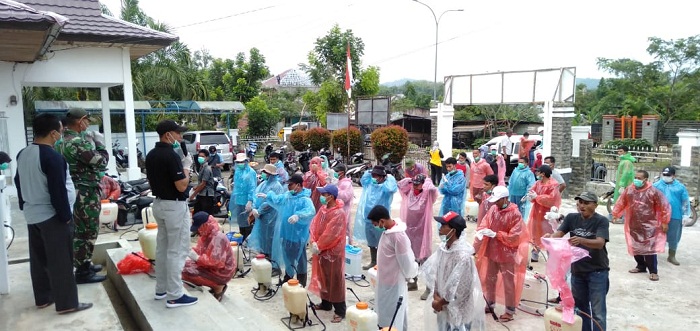 Tidak Ingin Terjangkit Covid 19, Pemdes Rambah Samo Barat-Rohul Semprotkan Disinfektan ke Pemukiman Warga