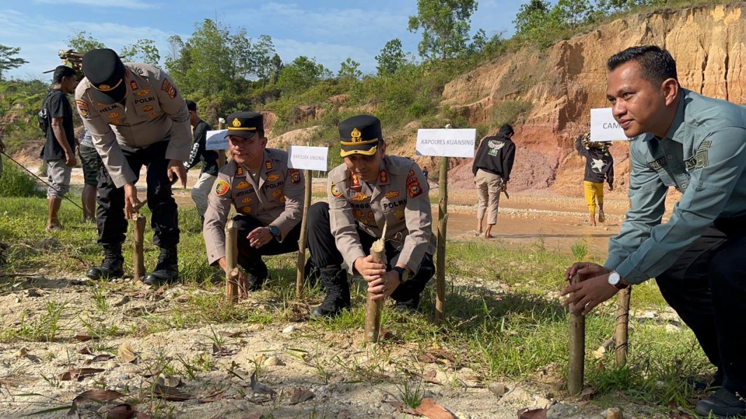 Polres Kuansing Tanam 1000 Bibit Pohon Sebahu di Singingi