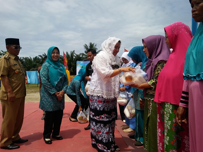 Warga Desa Segati Bersyukur Terima Puluhan Paket Sembako dari IWARA RAPP