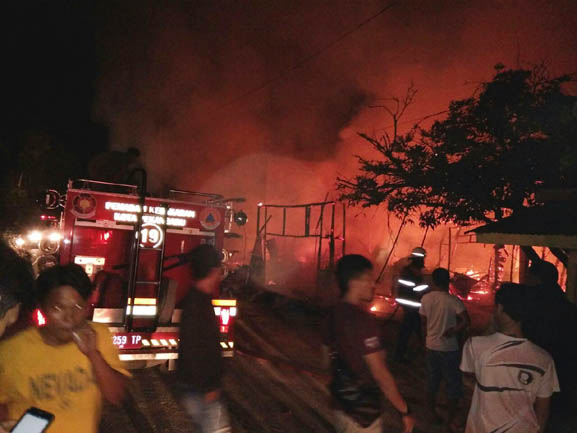Dini Hari, Empat Rumah di Jalan Dharma Bakti Pekanbaru Terbakar