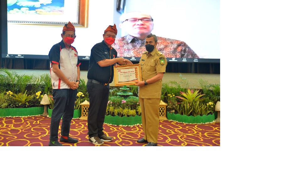 Gubenur Riau Syamsuar Terima Penghargaan The Best Branding Leader