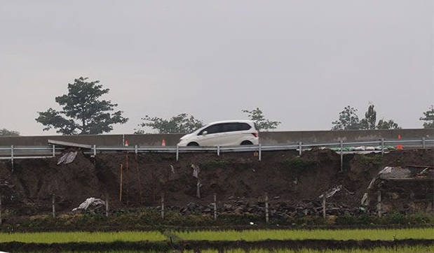 Duh, Baru Diresmikan Presiden Jokowi, Talut Tol Salatiga-Solo Ambrol