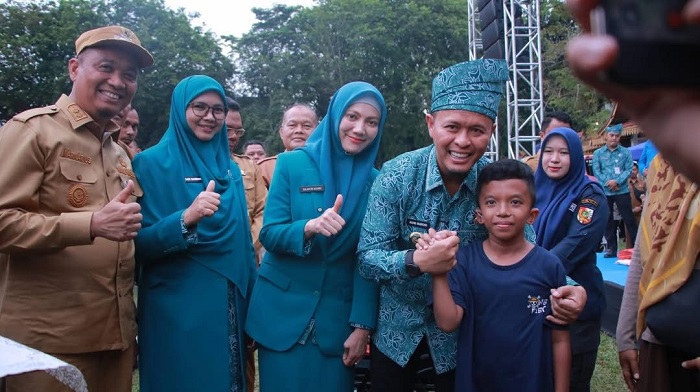 Di Tengah Asap Karhutla, Ketua TP PKK Siak Pastikan Petugas Tak Berjuang Sendirian