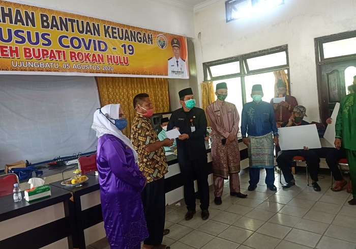 955 KK Warga Kecamatan Ujungbatu-Rohul Terima Bantuan Covid-19