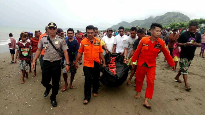 HEBOH...Warga Rekam Detik-detik Seekor Buaya Antar Jasad Pria Ini ke Pinggir Pantai, Ini Videonya