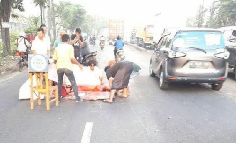 TRAGIS...Gagal Menyalip, Siswi SMP Tewas Mengenaskan Terlindas Truk Kontainer