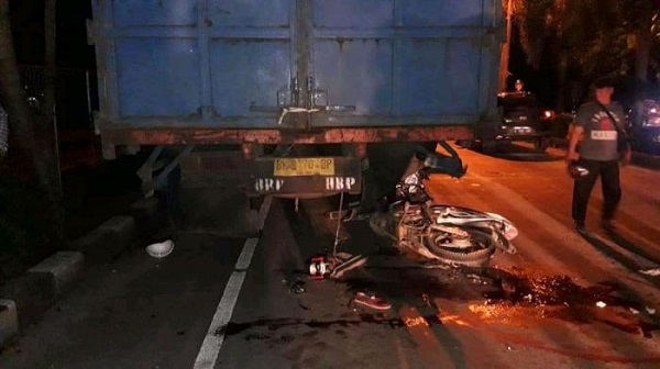 Brakkk.... Tiga Remaja Terkapar Hantam Ekor Truk di Putri Tujuh