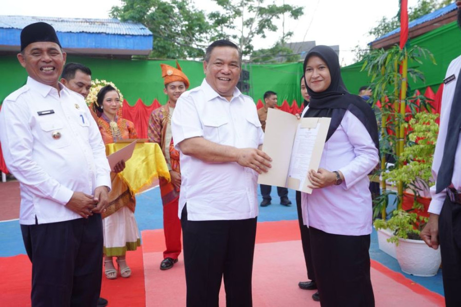 Pj Gubri Serahkan 149 SK Guru PPPK di Indragiri Hilir