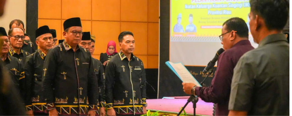 Perkuat Simpul Kekeluargaan Perantau, Bupati Suhardiman Amby Lantik Pengurus IKKS Riau