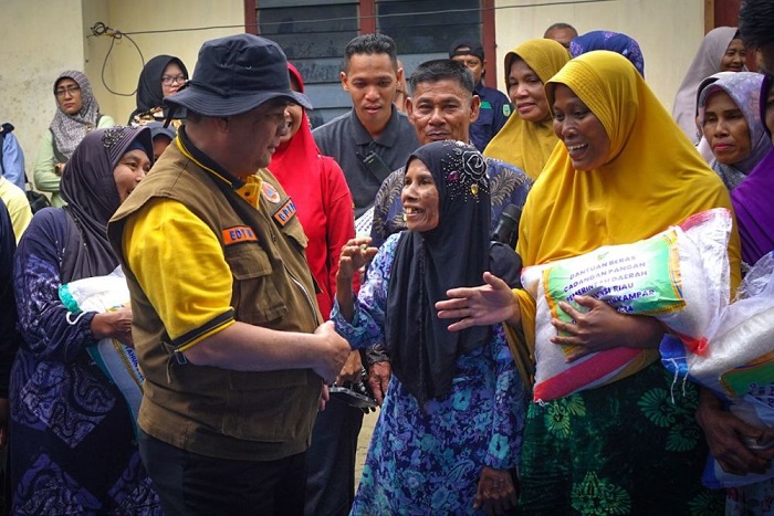 Gubri Edy Natar Serahkan Bantuan 15 Ribu Kg Beras untuk Korban Banjir di Kampar