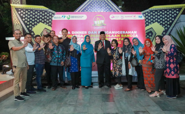 Bupati Alfedri dan Ketua TP PKK Siak Raih Penghargaan MKK Tingkat Nasional