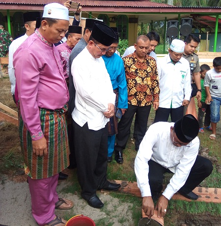 Letakkan Batu Pertama Masjid Adda'wah, Suyatno Sumbang Pribadi  Rp10 Juta, di APBD Juga