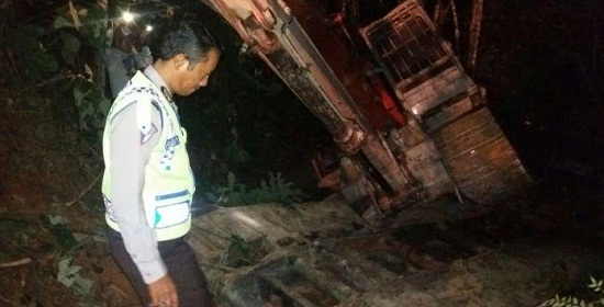 Akibat Pecah Ban, Truk Penangkut Alat Berat Terjun ke Jurang, Sopirnya Tewas