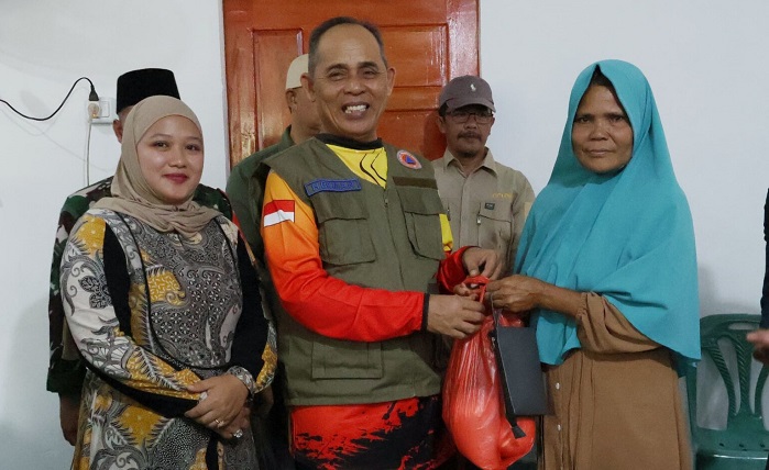 Ratusan KK Warga Kempas Terdampak Banjir, Herman Langsung Terjun Salurkan Bantuan