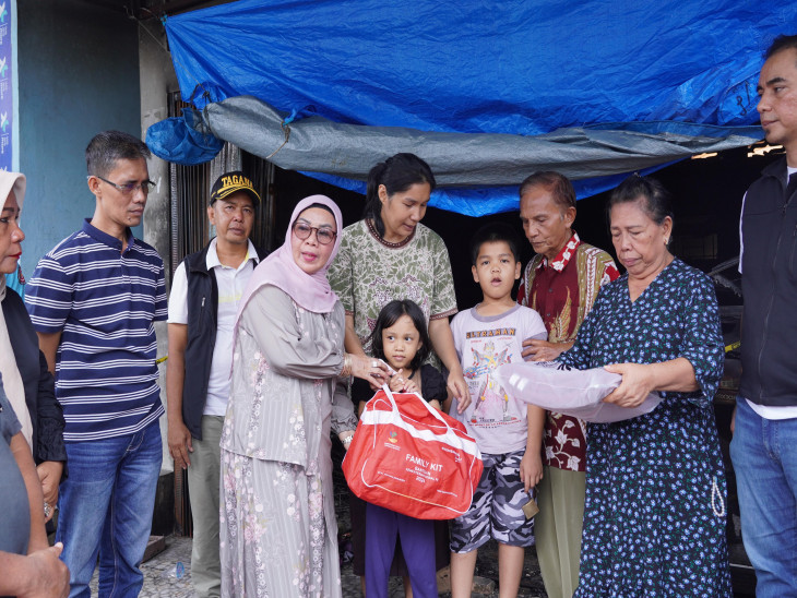 Tanggap Peduli Bencana, Wabup Salurkan Bantuan Langsung untuk Keluarga Korban Kebakaran Desa Tanah Merah