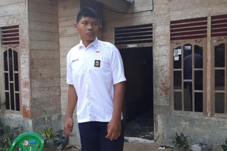 Ini Emen, Remaja 16 Asal Rohil-Riau  dengan Tinggi 2,6 Meter, Kusen Pintu Terpaksa Dibongkar