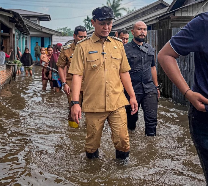 Bawa Kepala BWSS III, Agung Terobos  Lokasi Banjir di Bantaran Sungai Siak Yos Sudarso