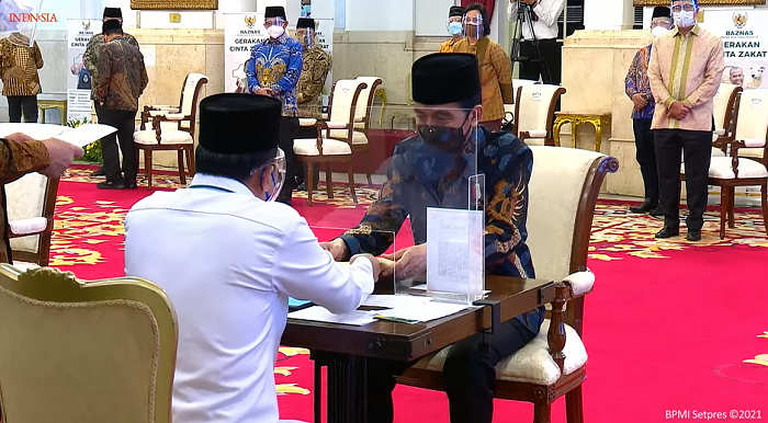 Jokowi Colek Pejabat Negara-Bos BUMN Bayar Zakat!