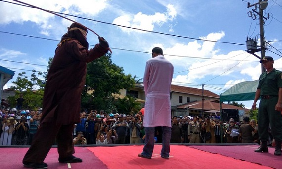 Tak Cukup 100 Cambukan, Pria Pelaku Zina  di Aceh Tumbang  pada Cambukan Ke-74, Petugas Terpaksa Lakukan Tindakan ini...