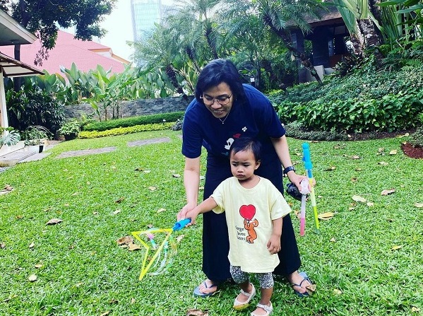 Potret Sisi Lain Menteri Keuangan Sri Mulyani, Baju Minny Mouse Bersendal Jepit Momong Cucu, ''Jeda Yang Selalu Kutunggu...''