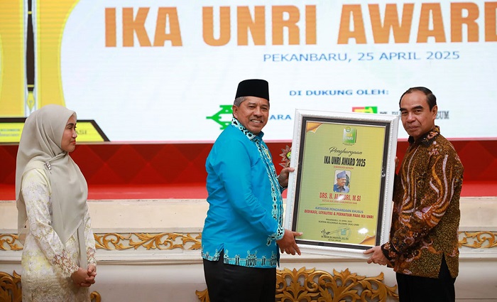 Alfedri Terima Penghargaan IKA Unri Sebagai Kepala Daerah Berdedikasi dan Loyal