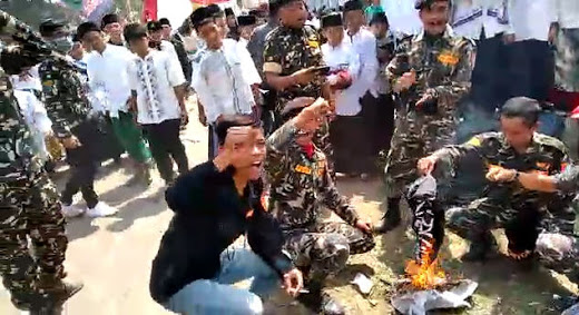 RASAIN...Polisi Amankan Anggota Banser Pembakar Bendera Berkalimat Tauhid Saat Peringatan Hari Santri 