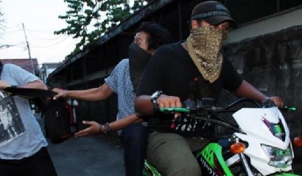 Gawat, Turun Dari Mobil,  Uang Rp190 Juta Raib Ditarik Jambret Berjaket Ojek Online di Depan Pujasera